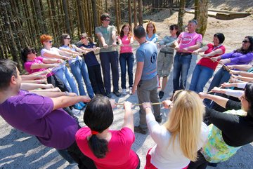 Team building krog zaupanja Team building igre