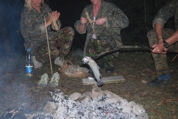 Preživetje v naravi večerja nad ognjem Preživetje v naravi večerja