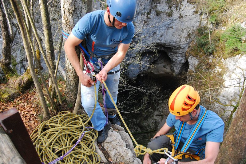 Preživetje v naravi - abseiling po vrvi